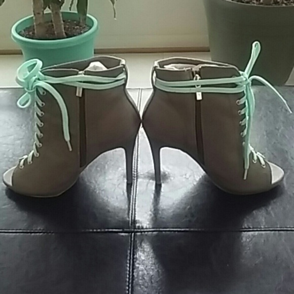 💰💰Rouge Ankle Booties💰💰 - Picture 4 of 8